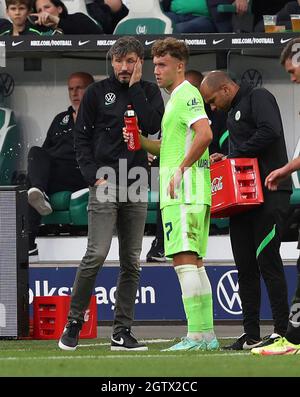 Wolfsburg, Deutschland. 02. Oktober 2021. firo 1. Bundesliga. 2021/2022 Fußball: Fußball: 02.10.2021 VfL Wolfsburg - BMG Borussia MV? Nchengladbach Borussia Monchengladbach Gladbach 1: 3 VfL-Trainer Mark van Bommel, VfL Luca Waldschmidt, Enttäuschung, Enttäuschung, enttäuscht, Unzufrieden, frustriert, frustriert, Geste, Geste, Kredit: dpa/Alamy Live Nachrichten Stockfoto