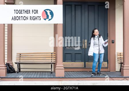 Kundgebung für Abtreibungsjustiz im Rathaus. Acton, Massachusetts. Oktober 2021. Stockfoto