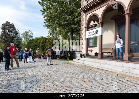 Kundgebung für Abtreibungsjustiz im Rathaus. Acton, Massachusetts. Oktober 2021. Stockfoto