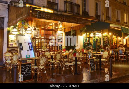 Das traditionelle französische Restaurant La Maison de Verlaine befindet sich im Quartier Latin in der Nacht, Paris, Frankreich. Stockfoto