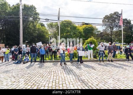 Kundgebung für Abtreibungsjustiz im Rathaus. Acton, Massachusetts. Oktober 2021. Stockfoto