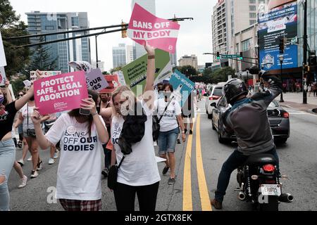 Atlanta, Georgia, USA. Oktober 2021. Ein Motorradfahrer zeigt seine Unterstützung für Demonstranten während eines abtreibungsrechtsmarsches durch die Innenstadt von Atlanta. (Bild: © John Arthur Brown/ZUMA Press Wire) Stockfoto