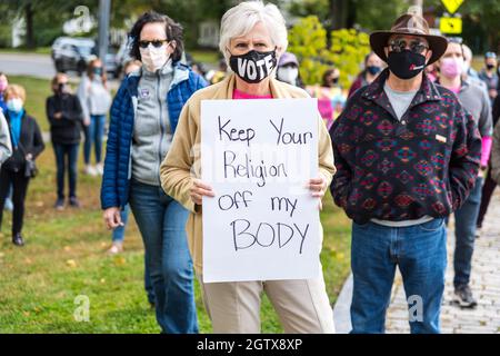 Kundgebung für Abtreibungsjustiz im Rathaus. Acton, Massachusetts. Oktober 2021. Stockfoto