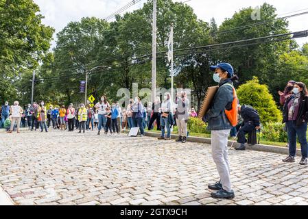 Kundgebung für Abtreibungsjustiz im Rathaus. Acton, Massachusetts. Oktober 2021. Stockfoto