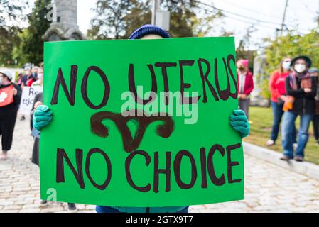 Kundgebung für Abtreibungsjustiz im Rathaus. Acton, Massachusetts. Oktober 2021. Stockfoto