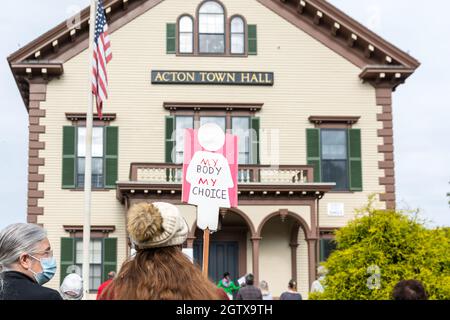Kundgebung für Abtreibungsjustiz im Rathaus. Acton, Massachusetts. Oktober 2021. Stockfoto