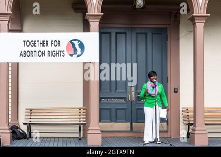 Kundgebung für Abtreibungsjustiz im Rathaus. Acton, Massachusetts. Oktober 2021. Stockfoto