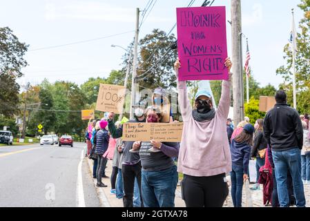Kundgebung für Abtreibungsjustiz im Rathaus. Acton, Massachusetts. Oktober 2021. Stockfoto