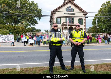 Kundgebung für Abtreibungsjustiz im Rathaus. Acton, Massachusetts. Oktober 2021. Stockfoto