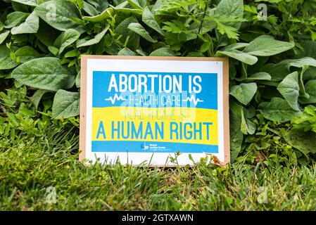 Kundgebung für Abtreibungsjustiz im Rathaus. Acton, Massachusetts. Oktober 2021. Stockfoto