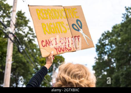 Kundgebung für Abtreibungsjustiz im Rathaus. Acton, Massachusetts. Oktober 2021. Stockfoto