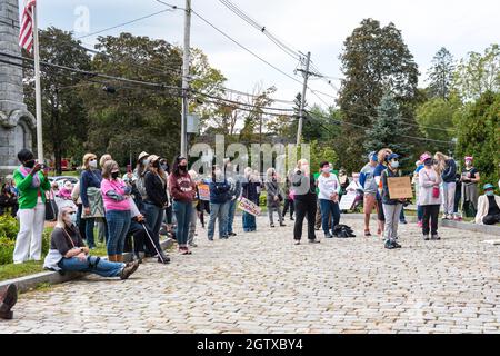 Kundgebung für Abtreibungsjustiz im Rathaus. Acton, Massachusetts. Oktober 2021. Stockfoto