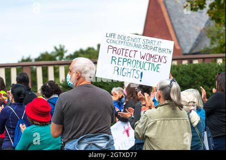 Kundgebung für Abtreibungsjustiz im Rathaus. Acton, Massachusetts. Oktober 2021. Stockfoto