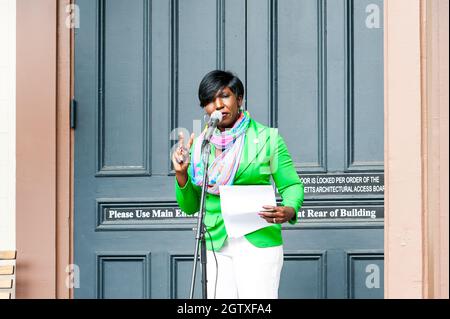 Kundgebung für Abtreibungsjustiz im Rathaus. Acton, Massachusetts. Oktober 2021. Stockfoto