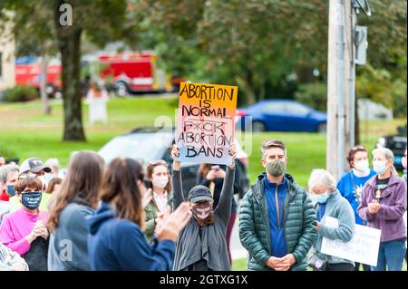 Kundgebung für Abtreibungsjustiz im Rathaus. Acton, Massachusetts. Oktober 2021. Stockfoto