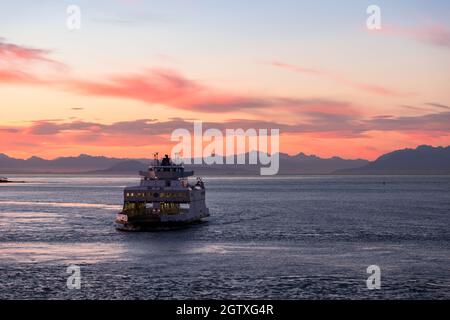 BC Ferry in der Nähe des aktiven Passes in den Gulf Islands bei Sonnenuntergang. Stockfoto