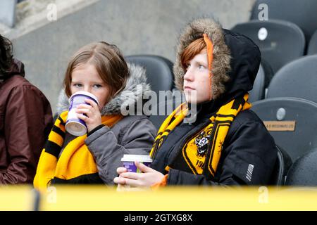 Hull, Großbritannien. Oktober 2021. Fans von Hull City sehen am 10/2/2021 in Hull, Großbritannien, zu. (Foto von Ben Early/News Images/Sipa USA) Quelle: SIPA USA/Alamy Live News Stockfoto