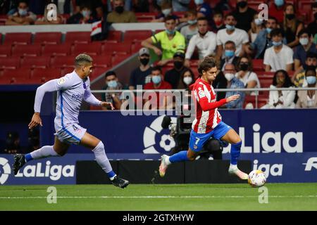 Joao Felix von Atletico de Madrid im Einsatz mit Ronald Araujo vom FC Barcelona während des La Liga-Spiels zwischen Atletico de Madrid und dem FC Barcelona im Wanda Metropolitano Stadium in Madrid, Spanien. Stockfoto