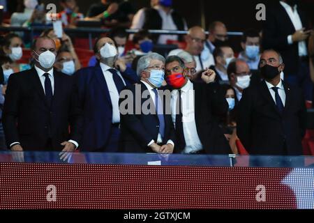 Joan Laporta vom FC Barcelona mit Enrique Cerezo vom Atletico de Madrid während des La Liga-Spiels zwischen Atletico de Madrid und dem FC Barcelona im Wanda Metropolitano Stadium in Madrid, Spanien. Stockfoto