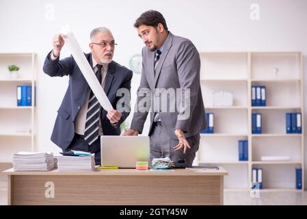 Zwei männliche Buchhalter im Budgetplanungskonzept am Arbeitsplatz Stockfoto