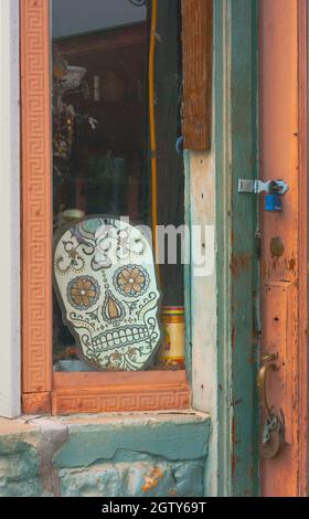 Skelett Kopfschmuck für Tod, Tod, Seele oder heilige Feier, die in Mexiko Novemeber 1 und 2 entstanden. Karton im Schaufenster angezeigt. Stockfoto