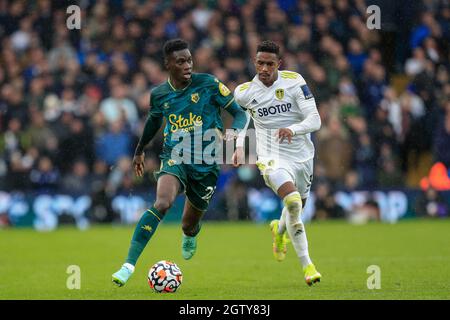 Ismaila Sarr #23 von Watford am Ball wird von Junior Firpo #3 von Leeds United verjagt Stockfoto