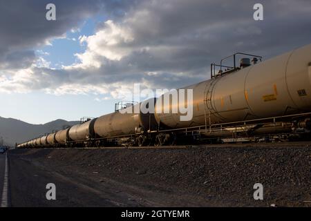 Eisenbahnkesselwagen mit Gefahrgut auf einem Abstellgleis in einem Zug Hof. Stockfoto