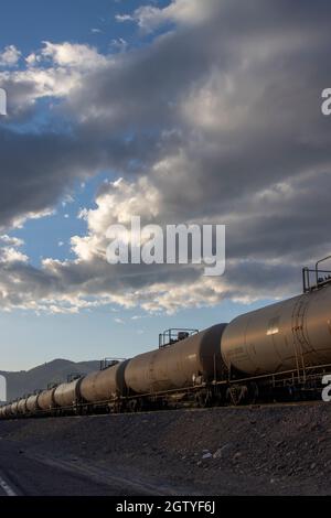 Eisenbahnkesselwagen mit Gefahrgut auf einem Abstellgleis in einem Zug Hof. Stockfoto