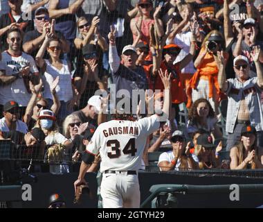 San Francisco, Usa. Oktober 2021. Kevin Gausman, Pitcher der San Francisco Giants, verlässt das Spiel gegen die San Diego Padres im achten Inning im Oracle Park am Samstag, den 2. Oktober 2021 in San Francisco. Foto von George Nikitin/UPI Credit: UPI/Alamy Live News Stockfoto