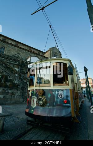 Die Heritage Tram in Porto, Portugal. Eine Straßenbahn, die durch die Straßen von Porto nach Massarelos fährt. Stockfoto