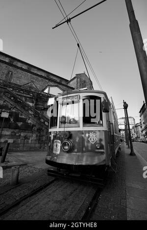 Die Heritage Tram in Porto, Portugal. Eine Straßenbahn, die durch die Straßen von Porto nach Massarelos fährt. Schwarz-Weiß-Foto von Porto. Stockfoto