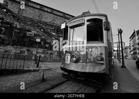 Die Heritage Tram in Porto, Portugal. Eine Straßenbahn, die durch die Straßen von Porto nach Massarelos fährt. Schwarz-Weiß-Foto von Porto. Stockfoto