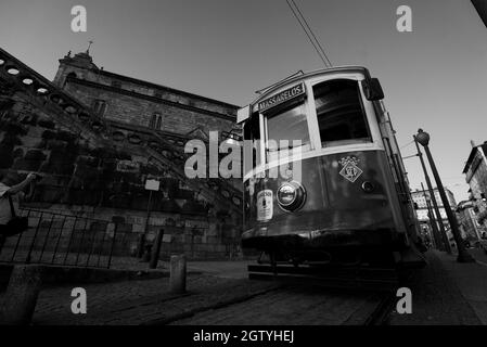 Die Heritage Tram in Porto, Portugal. Eine Straßenbahn, die durch die Straßen von Porto nach Massarelos fährt. Schwarz-Weiß-Foto von Porto. Stockfoto