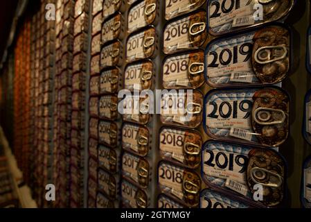 Der fantastische World of Portuguese Sardines Shop. Sardinen in Dosen zum Verkauf, „Mundo Fantástico das Conservas Portuguesa“, Sardinha enlatada vom 2019. Stockfoto