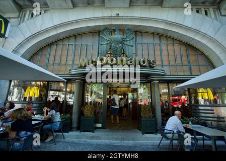 Porto, Portugal - das McDonald's Imperial Restaurant ist ein historisches Gebäude im Stadtzentrum mit Art déco-Design und Kronleuchtern. Außenansicht von außen. Stockfoto
