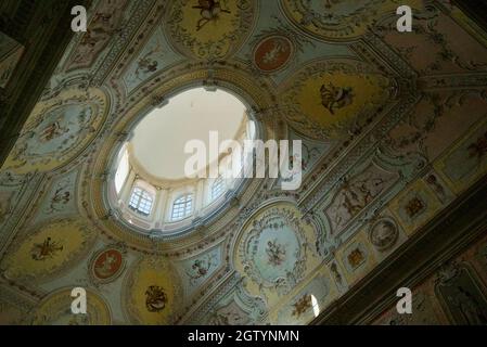 Die bemalte Decke über der Haupttreppe des Bischofspalastes, Porto. Paço Episcopal do Porto. Episcopal Palace ERSTAUNLICHE Architektur. Treppen, Innen Stockfoto