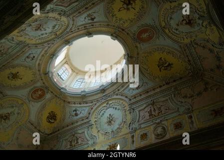 Die bemalte Decke über der Haupttreppe des Bischofspalastes, Porto. Paço Episcopal do Porto. Episcopal Palace ERSTAUNLICHE Architektur. Treppen, Innen Stockfoto