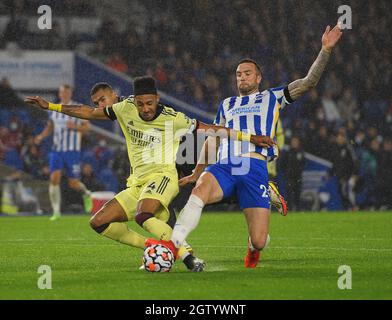 02. Oktober 2021 - Brighton und Hove Albion gegen Arsenal - Premier League - AMEX Stadium Pierre-Emerick Aubameyang von Arsenal wird von Shane Duffy während des Premier League-Spiels im AMEX Stadium in Brighton durch ein großartiges Tackle gestoppt. Bildnachweis : © Mark Pain / Alamy Live News Stockfoto