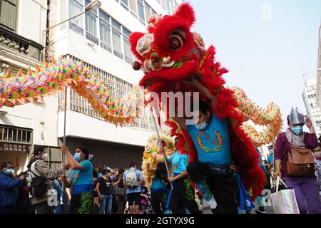 Löwe- und Drachentanz der Künstlerischen Löwengruppe der chinesischen Wohltätigkeitsgesellschaft, die durch die Straßen von Lima, der Hauptstadt Perus, im Rahmen der Feierlichkeiten zur feierlichen Proklamation der Gründung der Volksrepublik China am 1. Oktober 1949 auftrat. Stockfoto