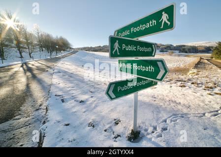 Mehrere Schilder für öffentliche Fußwege in England, öffentliche Fußpfade, mehrere Wege, viele Wege, verschiedene Möglichkeiten. Stockfoto