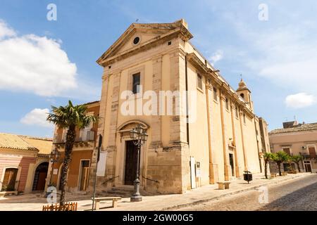 Panoramablick auf die Kirche des heiligen Josef (Chiesa Parrocchiale di San Giuseppe) in Comiso, Provinz Ragusa, Sizilien, Italien. Stockfoto