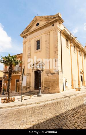 Panoramablick auf die Kirche des heiligen Josef (Chiesa Parrocchiale di San Giuseppe) in Comiso, Provinz Ragusa, Sizilien, Italien. Stockfoto
