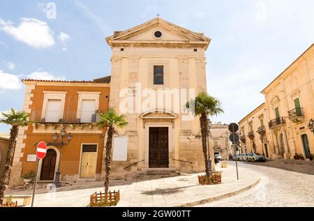Panoramablick auf die Kirche des heiligen Josef (Chiesa Parrocchiale di San Giuseppe) in Comiso, Provinz Ragusa, Sizilien, Italien. Stockfoto