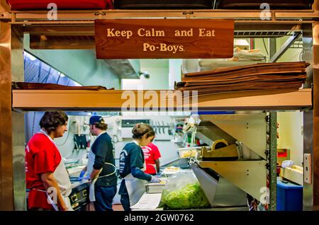 Am Abholfenster von Parkway Tavern & Bakery befindet sich ein Schild, das Kunden dazu auffordert, „Ruhe zu bewahren und Po-Boys zu essen“, am 12. November 2015 in New Orleans, La. Stockfoto