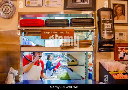 Am Abholfenster von Parkway Tavern & Bakery befindet sich ein Schild, das Kunden dazu auffordert, „Ruhe zu bewahren und Po-Boys zu essen“, am 12. November 2015 in New Orleans, La. Stockfoto