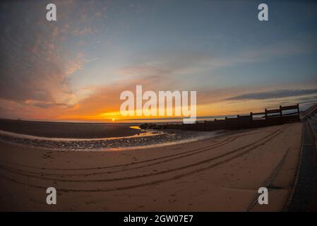 Cleveleys Beach Sunset, Fylde Coast, Lancashire, Großbritannien. Cleveleys hat einen atemberaubenden Strand, der einen Besuch wert ist. Eine kurze Straßenbahnfahrt von Blackpool entfernt. Stockfoto