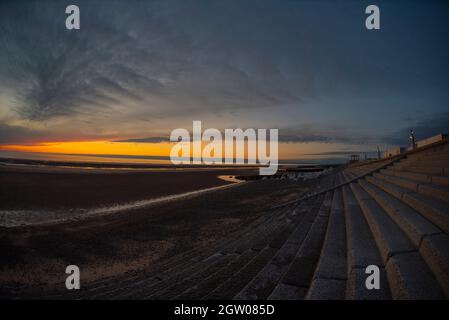 Cleveleys Beach Sunset, Fylde Coast, Lancashire, Großbritannien. Cleveleys hat einen atemberaubenden Strand, der einen Besuch wert ist. Eine kurze Straßenbahnfahrt von Blackpool entfernt. Stockfoto
