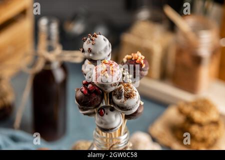 Candy-Bar-Konzept mit Null-Zucker-Süßigkeiten. Köstliche hausgemachte und gesunde Trüffel, Kekse und Kekse. Stockfoto