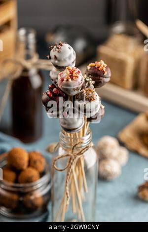 Candy-Bar-Konzept mit Null-Zucker-Süßigkeiten. Köstliche hausgemachte und gesunde Trüffel, Kekse und Kekse. Stockfoto