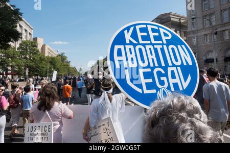2021 frauenmarsch in Washington DC, der nach dem Verbot der meisten Abtreibungen in Texas den weiteren Zugang zu Abtreibungen fordert und die drohende Bedrohung für Roe gegen Wade in der bevorstehenden Sitzung des Obersten Gerichtshofs. Tausende marschieren von der Kundgebung am Freedom Plaza zum Obersten Gerichtshof der USA. 2. Oktober 2021. Stockfoto